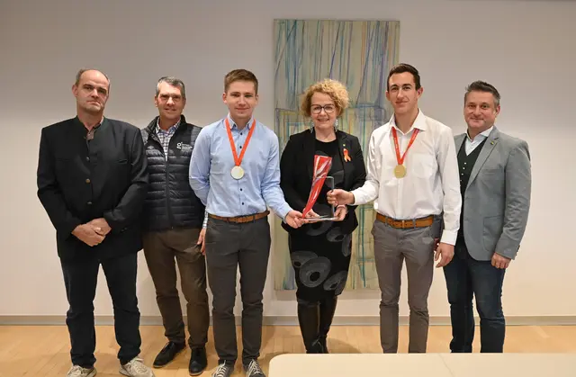 Gartengestalter Helmut Schieder und Betriebsleiter Christian Kittenberger, Staatsmeister Noah Knapp, Bildungs-Landesrätin Christiane Teschl-Hofmeister, Staatsmeister Simon Berner und Direktor Andreas Kovac | Foto: Jürgen Mück