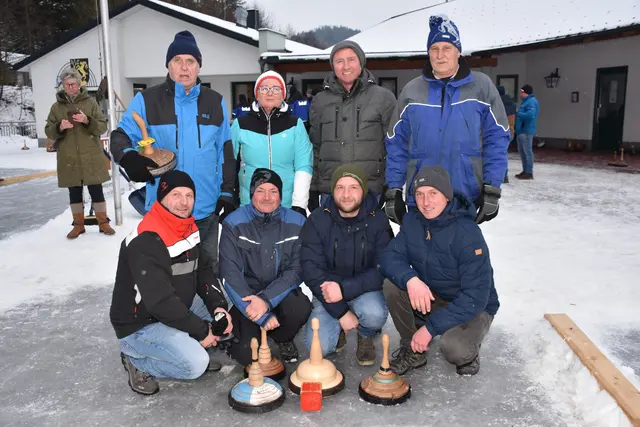 Stehend: Sieger Heimatverein. Kniend FF Pabneukirchen Platz 2.  | Foto: Zinterhof