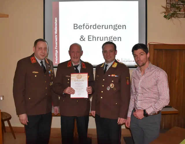 (v.l.n.r) Kdt. Manuel Meier, Rudolf Drexler, Stv. des Abschnitts-Feuerwehrkommandanten Stefan Schneebauer und Gemeindevorstand Martin Weishäupl 