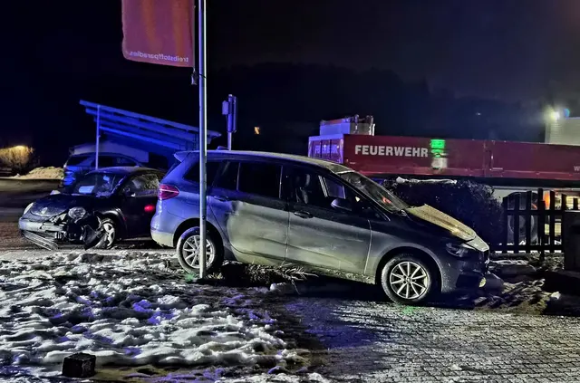 Unmittelbar vor dem Voitsberger Rüsthaus stießen zwei Fahrzeuge am Freitag gegen 22.30 Uhr zusammen. | Foto: FF Voitsberg