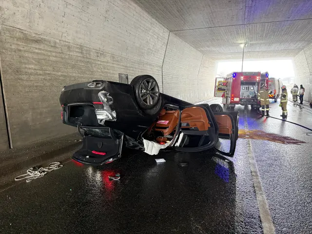 Ein schwer beschädigter Pkw liegt nach dem Unfall auf der B169 Zillertalstraße bei Fügen auf dem Dach – das ältere Ehepaar wurde mit Verletzungen ins Bezirkskrankenhaus Schwaz gebracht. | Foto: zoom.tirol