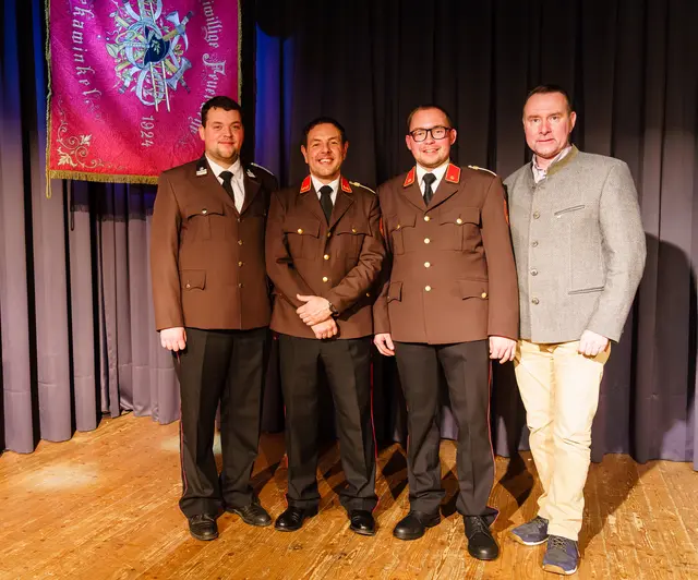 V Manfred Kettele jun; OBI Thomas Zekl; BI Christian Kettele und Bürgermeister von Pressbaum Josef Rothensteiner | Foto: FF-Rekawinkel
