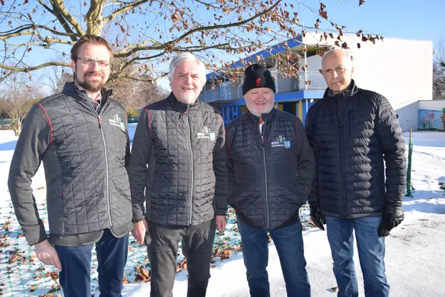 v.l. ÖKB Obmannstv. Klaus Zungl, Obmann Helmut Prattews, Sportref. Manfred Schmid mit Bgm. Bernd Hermann  | Foto: MeinBezirk/Josef Strohmeier