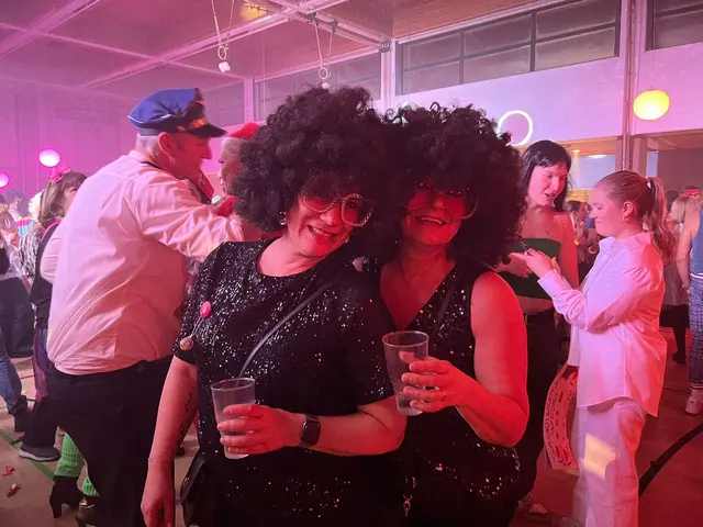 Claudia Müller und Gabi Schmidmayer rockten die Tanzfläche  | Foto: Franziska Führer