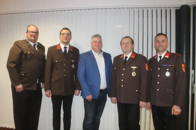 Martin Jelinek (2.v. rechts) wurde als Kommandant bestätigt. | Foto: arbes