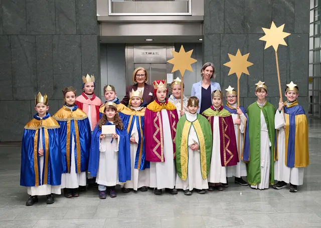Landeshauptfrau Johanna Mikl-Leitner und Pastoralassistentin Gertraud Proßegger mit den Sternsingern aus der Dompfarre St. Pölten, die ihre Neujahrswünsche überbrachten. | Foto: NLK Pfeiffer