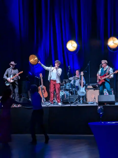 The Riding Dudes spielten bis spät in die Nacht.  | Foto: Michael Berger