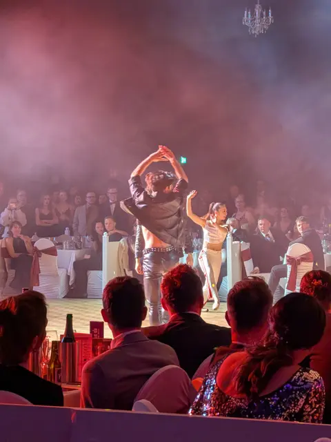 Mitternachtseinlage Akrobatik des Ballet St. Pölten.  | Foto: Michael Berger