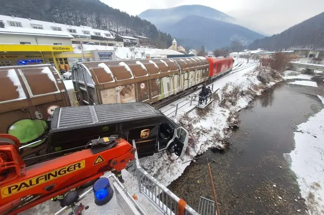Ein Kleintransporter kollidierte mit einem Güterzug. | Foto: BI Roland Hütterer /FF Oed