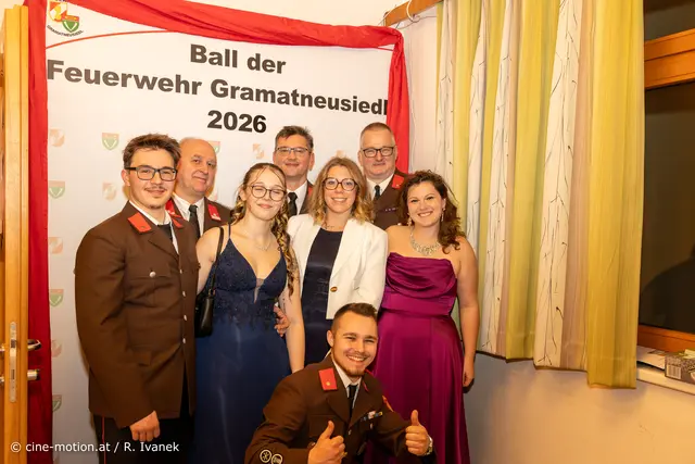 Ballmitorganisatoren neben Lisa-Maria Hentschel. | Foto: cine-motion.at / R. Ivanek