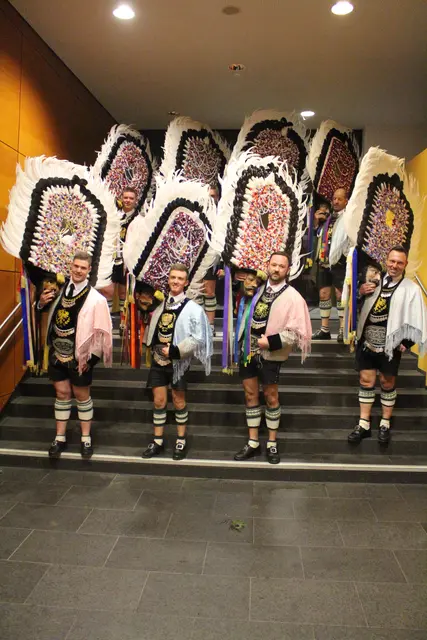 Die Spiegeltuxer tragen jeweils über 10 Kilo auf dem Kopf.