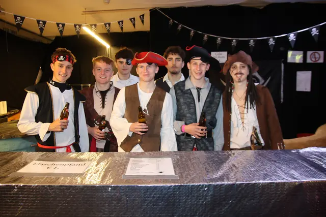 Die Aberseer Fußballer versorgten die Besucher und durstigen Faschingsolympia-Teilnehmer an der Piraten-Bar.