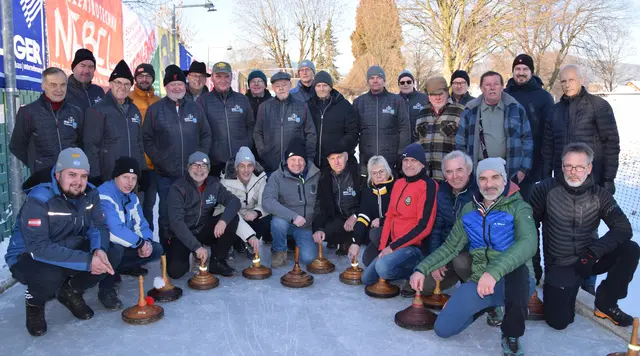 

Motiviert griffen die Kameraden des ÖKB und der Kam.v. Edelweiß zu den Eisstöcken auf der Natureisbahn der Gemeinde im Freibad  | Foto: MeinBezirk/Josef Strohmeier