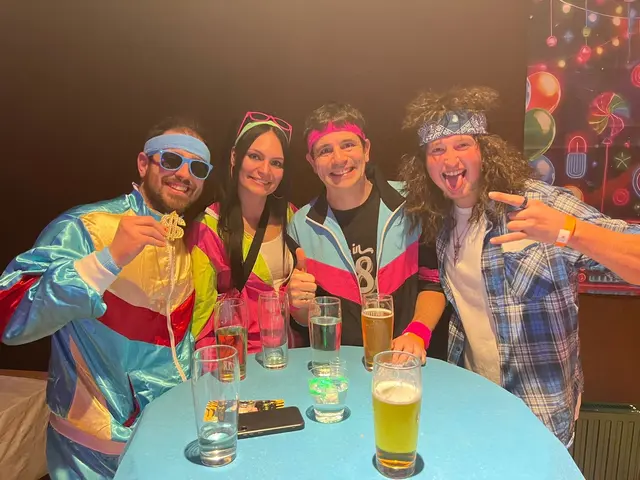 Michael Schießl, Isabella Cervenka, Alexander Narowetz und Stefan Kabas bei der 70er/80er/90er-Mottoparty. | Foto: Franziska Führer