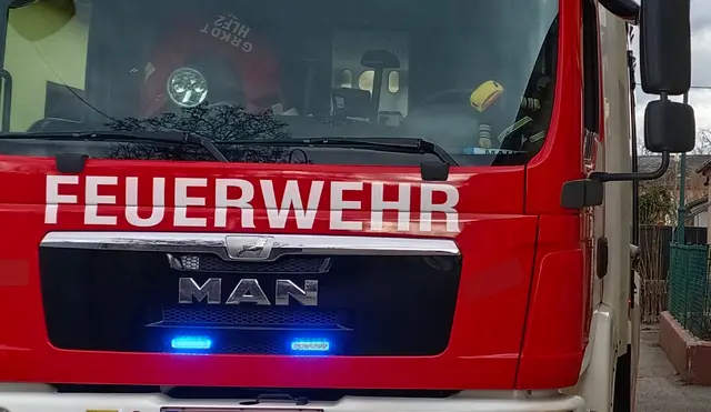 Einsatzkräfte der Feuerwehr befreien den eingeklemmten 88-jährigen Geisterfahrer. | Foto: Alexandra Goll