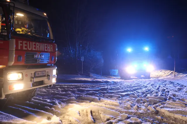 Die Feuerwehr zieht in Edt bei Lambach ein hängen gebliebenes Taxi sicher eine Steigung hinauf – niemand wurde verletzt. | Foto: laumat/Matthias Lauber