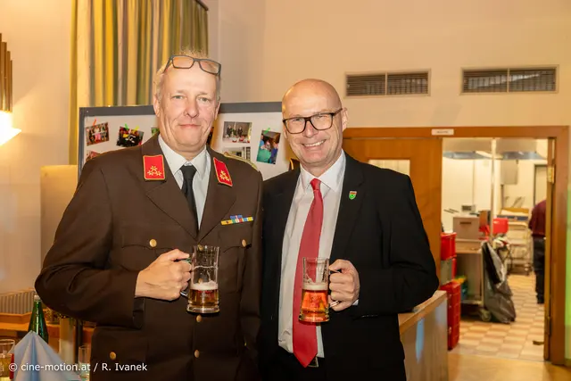 Zufriedene Gesichter - Karl Blaha und Bürgermeister Thomas Schwab stoßen darauf an (vlnr). | Foto: cine-motion.at / R. Ivanek
