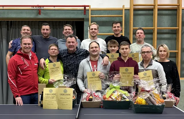 Die Sieger Plätze ein bis drei im Einzel und Doppel mit Bürgermeister und Vizebürgermeisterin | Foto: Gemeinde Mühlgraben