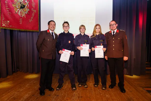 Das Kommando gratulierte Pierre Palli zur bestandenen ersten Erprobung und Florens Faber und Padame Palli zur bestandenen zweiten Erprobung. | Foto: FF-Rekawinkel