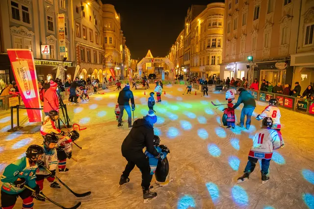 Auch dieses Jahr wurde der traditionelle Eis-8er am Welser Stadtplatz mit einem großen Spektakel eröffnet. | Foto: WMT/Mario Oberlaber