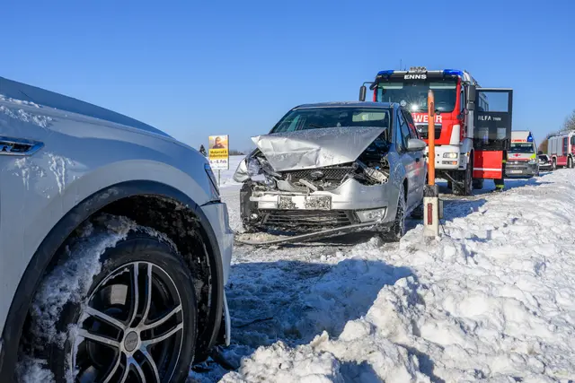 Zwei Fahrzeuge kollidierten in Enns – ein Erwachsener und ein Kind wurden verletzt, es entstand hoher Sachschaden. | Foto: TEAM FOTOKERSCHI / WERNER KERSCHBAUMMAYR
