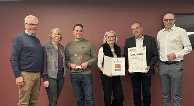 Bei der Verleihung des Julius-Awards, von links Bürgermeister Manfred Nenning, Wirtschaftsbund-Bezirksobfrau Eveline Grabmann, Josef Wenigwieser junior, Anna und Josef Wenigwieser sen., Wirtschaftsbund-Ortsobmann Georg Lehner. | Foto: Wirtschaftsbund Bad Kreuzen