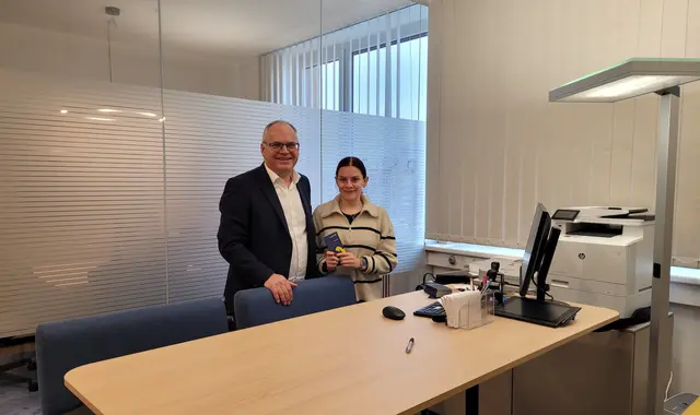 Erich Hirtenlehner und Emma Brunner im neuen Raika-Bankraum im Gemeindeamt Waldneukirchen.