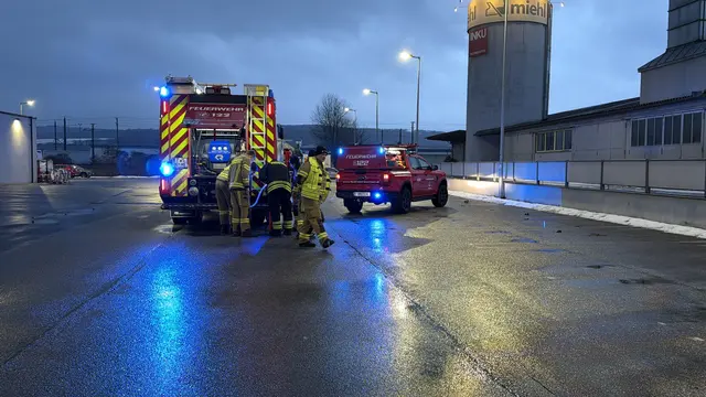 Die Feuerwehr wurde zur Beseitigung der Ölspur alarmiert. | Foto: DOKU-NÖ