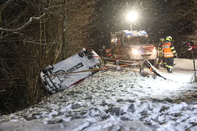 Der Pkw überschlug sich auf schneebedeckter Fahrbahn und kam erst in einer Wiese zum Stillstand. | Foto: laumat/Matthias Lauber