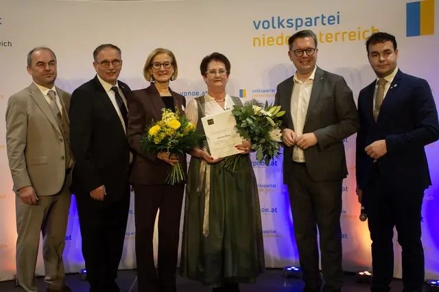 Gerlinde Melik erhält das „Ehrenzeichen der Volkspartei NÖ in Gold“. | Foto: ÖVP Bezirk Hollabrunn
