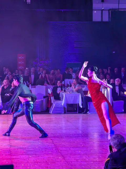 Mitternachtseinlage Akrobatik des Ballet St. Pölten.  | Foto: Michael Berger