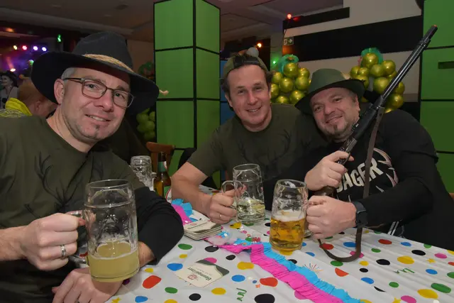 Die "Jäger" Alexander, Alexander und Markus warten auf ihre Rehlein | Foto: Alois Braid / zema.medien.de