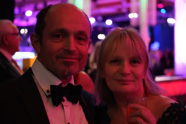 Ein geübtes Tanzpärchen in einer Erfrischungspause zwischendurch. | Foto: Michael Berger