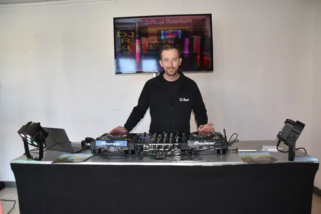 DJ Rush sorgt für die passende Musik. | Foto: MeinBezirk/Michael Strini