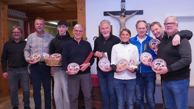 Im Jahrestiefschuss setzte Magnus Ranhartstetter (3. v. l.) den präzisesten Schuss und gewann vor Bataillonskommandant Andreas Haslwanter (2. v. l.) und Manfred Weiß (4. v. l.). | Foto: SK Inzing