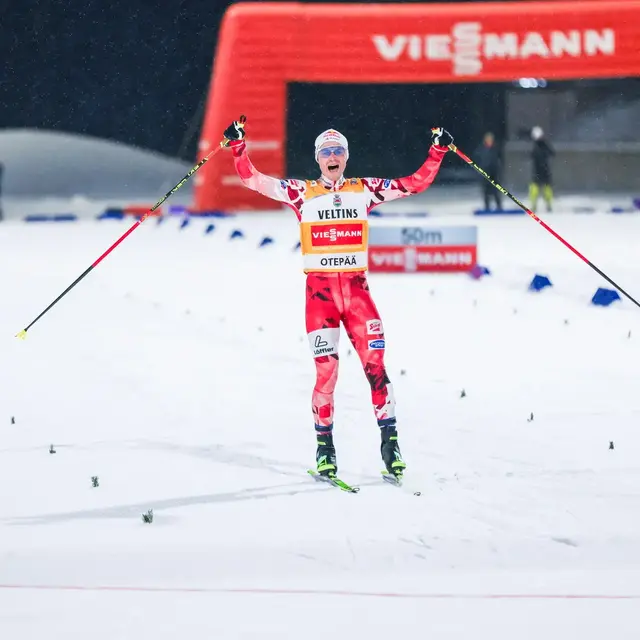 Johannes Lamparter rauscht mit erhobenen Armen ins Ziel. | Foto: Ski Austria/Derganc