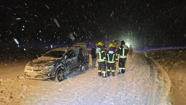 Die Feuerwehr Petzenkirchen rückte am Abend zu einer Fahrzeugbergung aus. | Foto: DOKU-NÖ