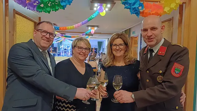 Ein Prost auf den gelungenen Ballabend. | Foto: RAXmedia