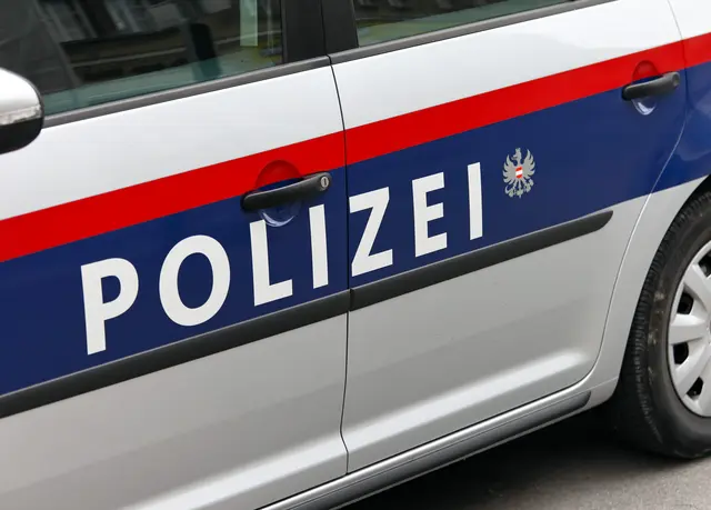 Polizei sichert die Unfallstelle auf der A22. | Foto: Goll