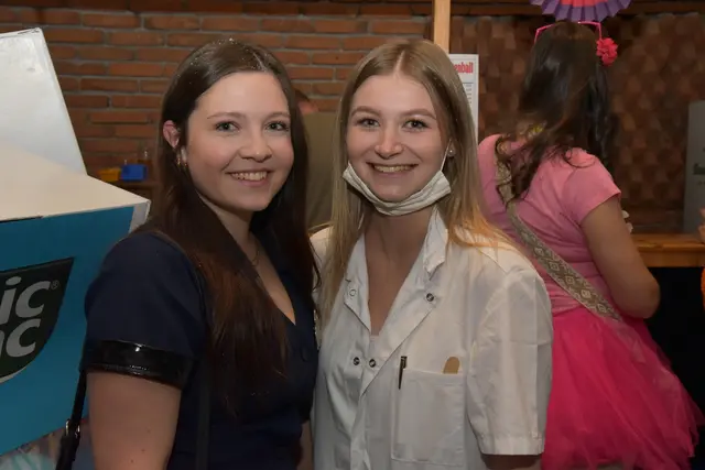 Die Vichtensteinerinnen Jana und Jasmin sind gut aufgelegt | Foto: Alois Braid / zema.medien.de