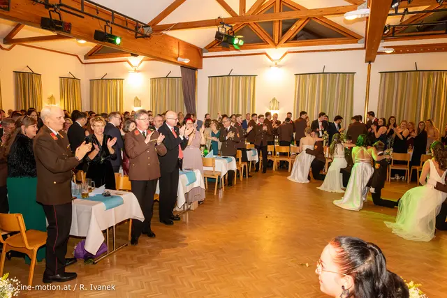 Standing Ovation für die hervorragende Balleröffnung. | Foto: cine-motion.at / R. Ivanek