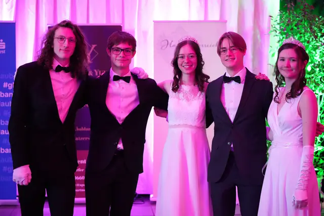 Teile des Jungherren und Jungdamen Komitees, die später gemeinsam den Ball eröffneten.  | Foto: Michael Berger