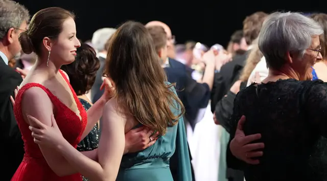 Strahlende Gesichter nach "Alles Walzer". | Foto: Michael Berger