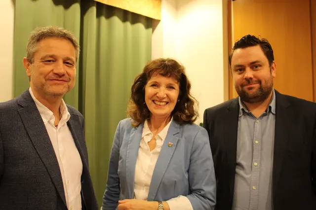 Silvia Drechsler fühlte sich inmitten der beiden Feuerwehrhauptleute Werner Hauser und Peter Kolar gut aufgehoben.