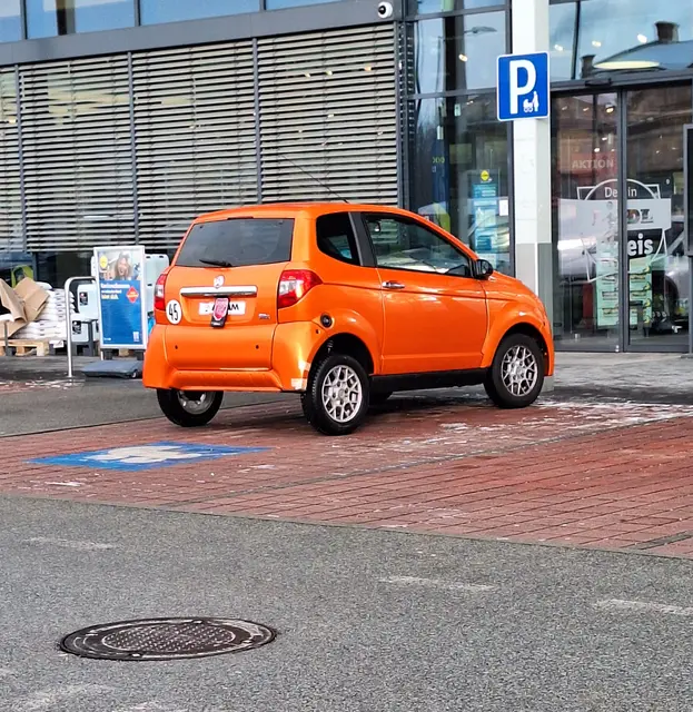 Rücksicht sieht anders aus: der Mopedauto-Lenker nutzte frech den Parkplatz direkt vor der Eingangstür, der für Familien gedacht wäre. | Foto: Name d. Fotografen d. Red. bekannt