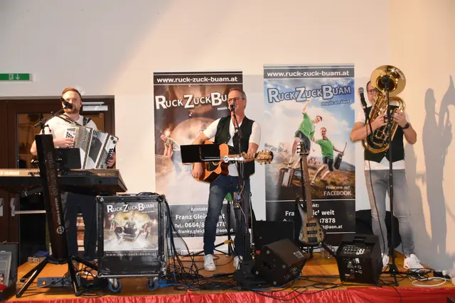 Die Ruck-Zuck-Buam spielten beim Feuerwehrball zünftig auf. | Foto: MeinBezirk/Michael Strini