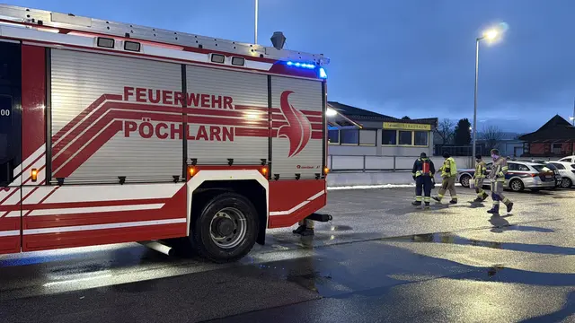 Auf dem Parkplatz breitete sich eine größere Ölspur aus. | Foto: DOKU-NÖ