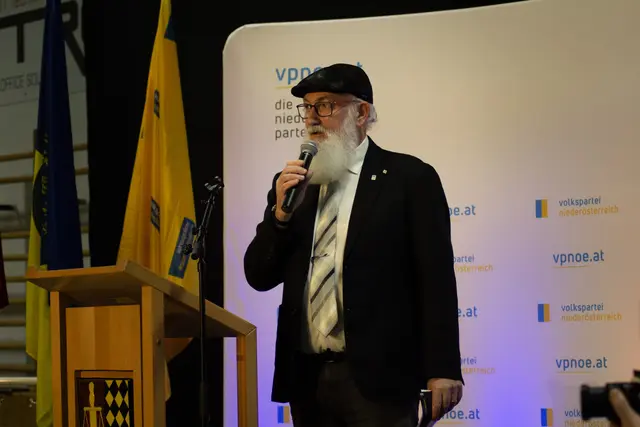 Teilbezirksobmann Christian Hartmann begrüßt die Ehrengäste. | Foto: ÖVP Bezirk Hollabrunn