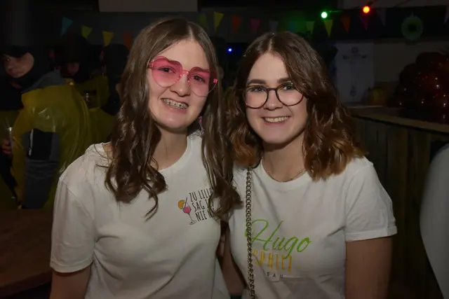 Die Schwestern Carolina und Lena genießen dern Abend | Foto: Alois Braid / zema.medien.de