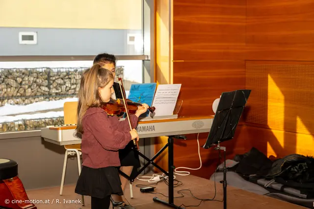 5 Jahre und schon Viola spielen - Jana Aleksic. | Foto: cine-motion.at / R. Ivanek